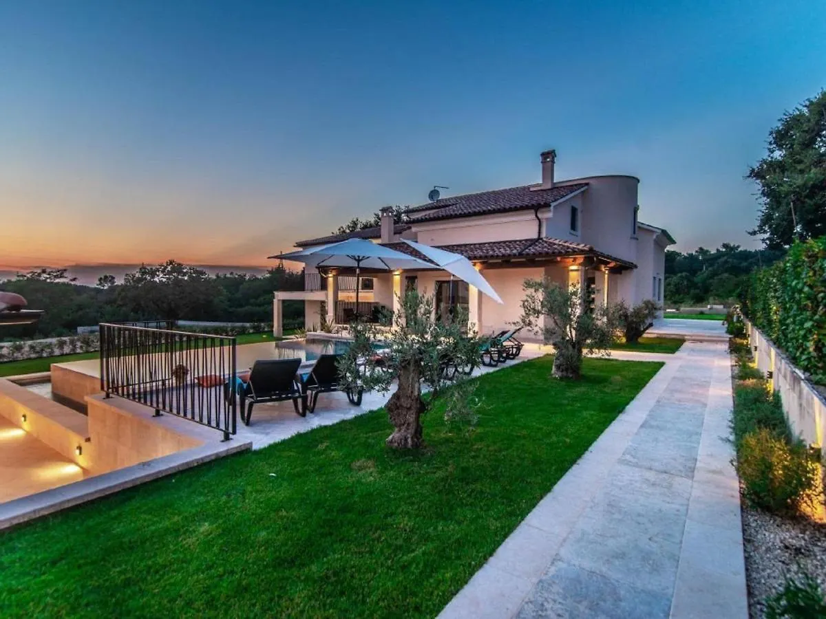 Villa With Swimming Pool And Outdoor Kitchen Svetvincenat