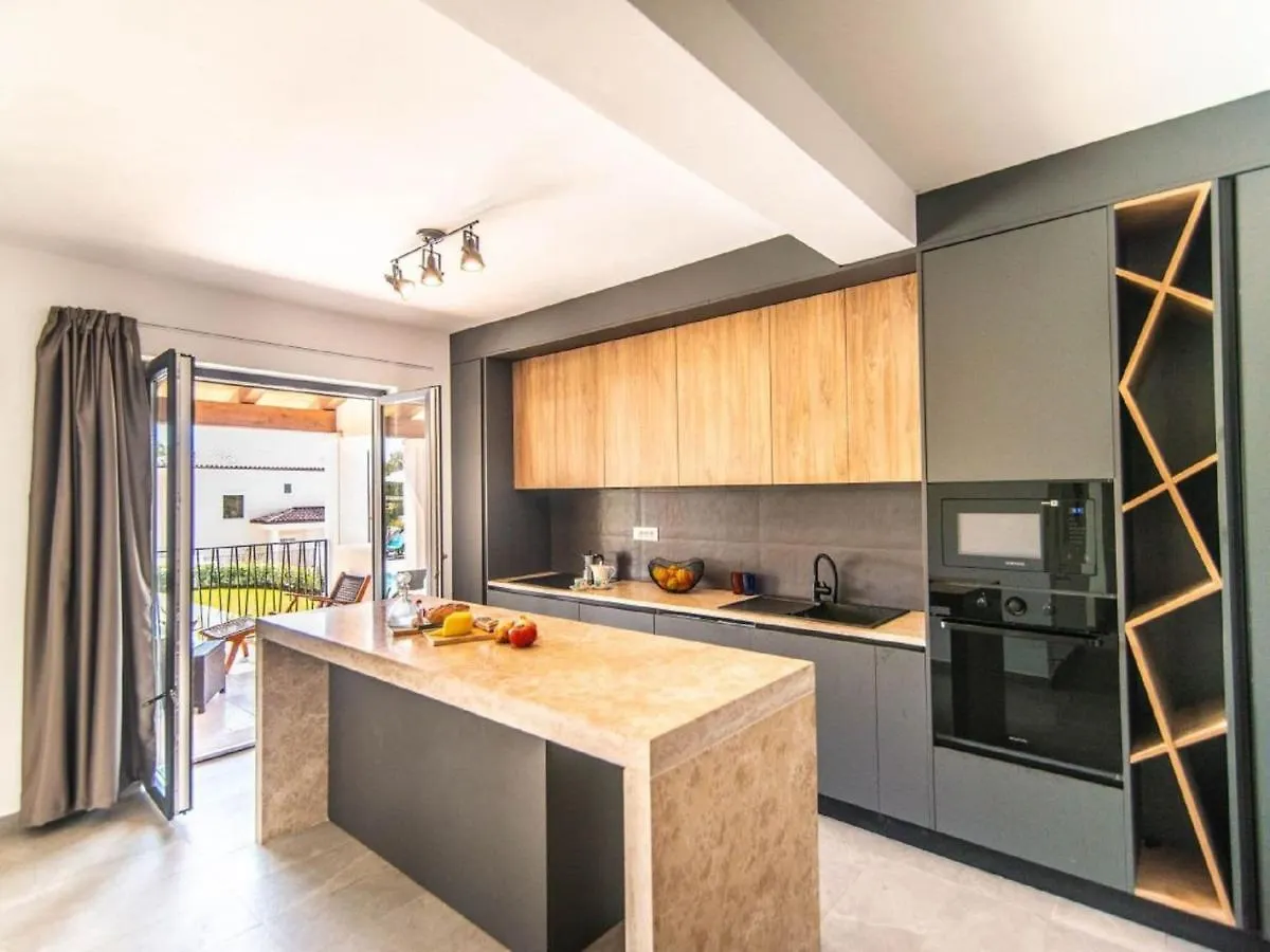 Villa With Swimming Pool And Outdoor Kitchen Svetvincenat