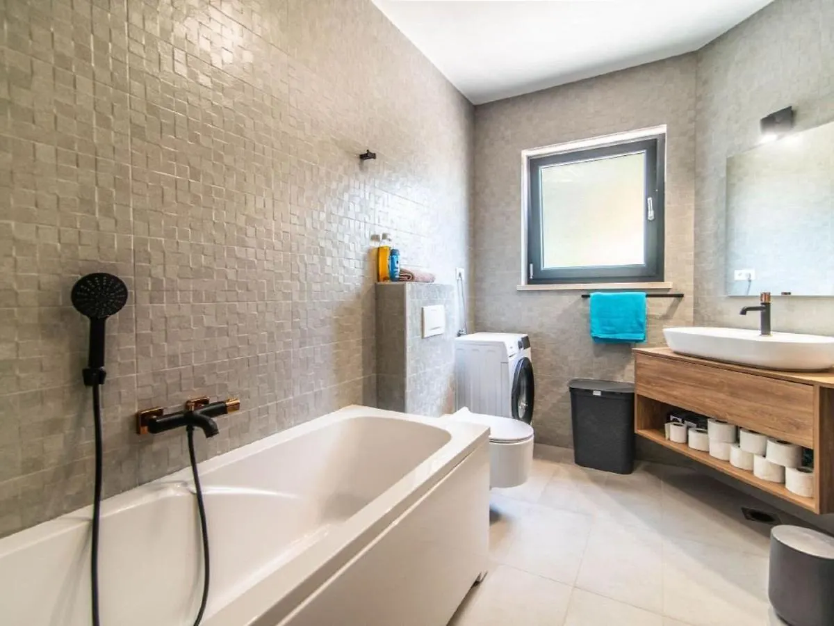 Villa With Swimming Pool And Outdoor Kitchen Svetvincenat
