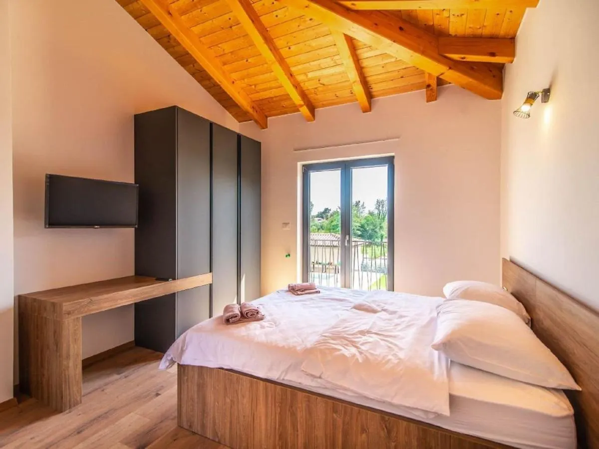 Villa With Swimming Pool And Outdoor Kitchen Svetvincenat
