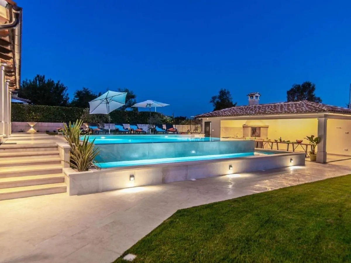 Villa With Swimming Pool And Outdoor Kitchen Svetvincenat