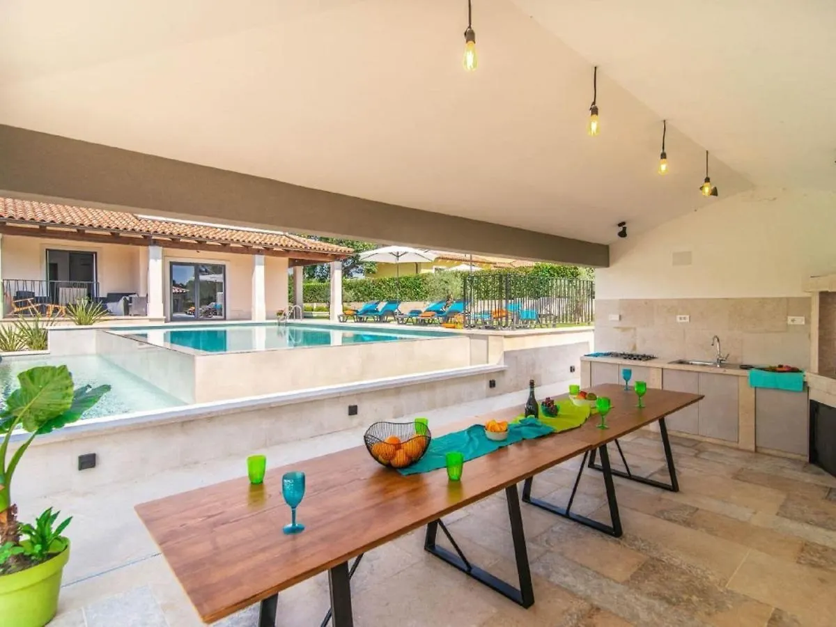Villa With Swimming Pool And Outdoor Kitchen Svetvincenat