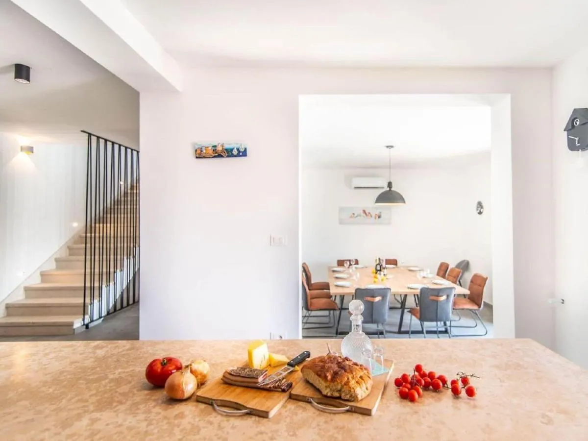 Villa With Swimming Pool And Outdoor Kitchen Svetvincenat
