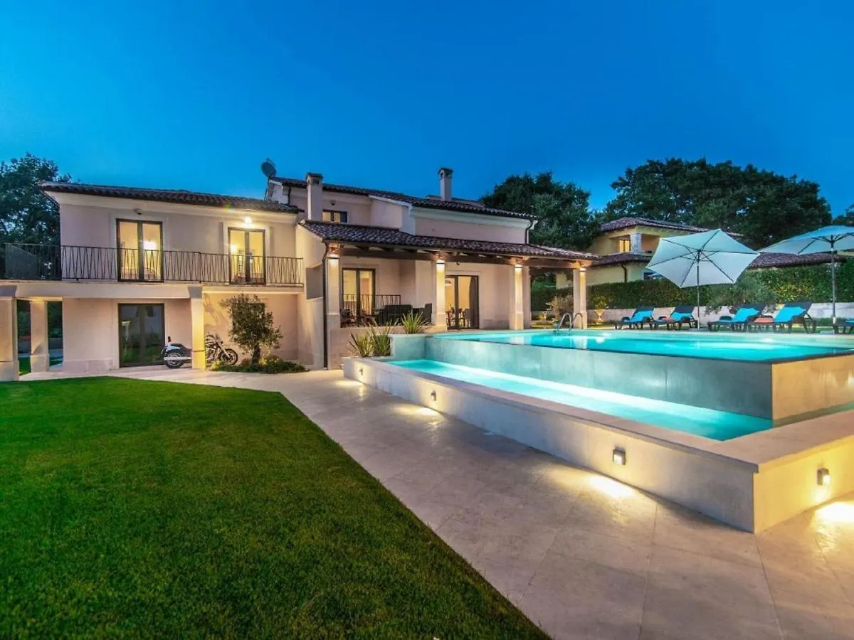Villa With Swimming Pool And Outdoor Kitchen location